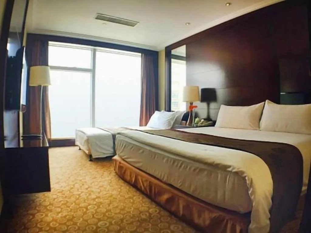 Bed in Golden Eagle Summit Hotel Downtown