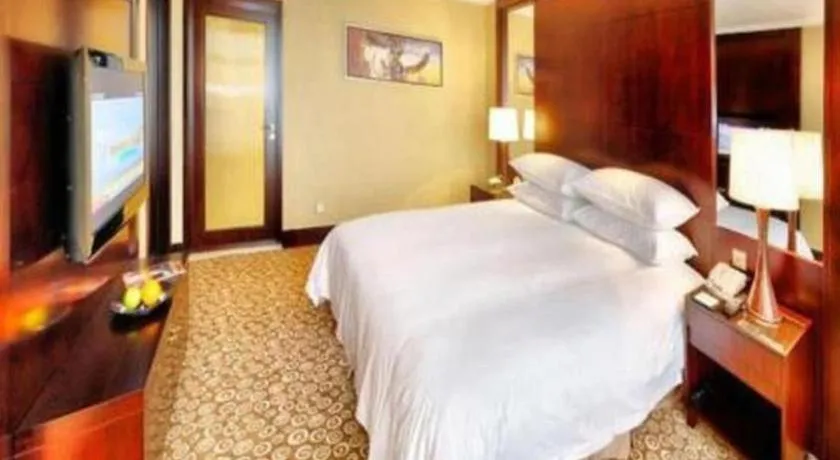 Bed in Golden Eagle Summit Hotel Downtown