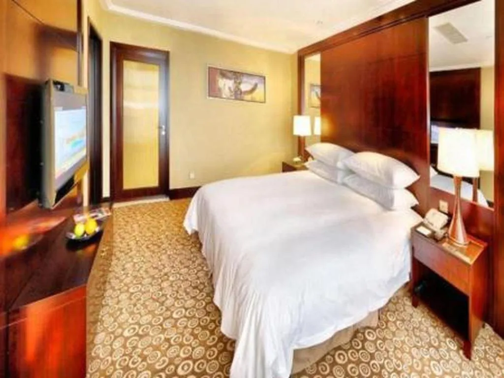 Bed in Golden Eagle Summit Hotel Downtown