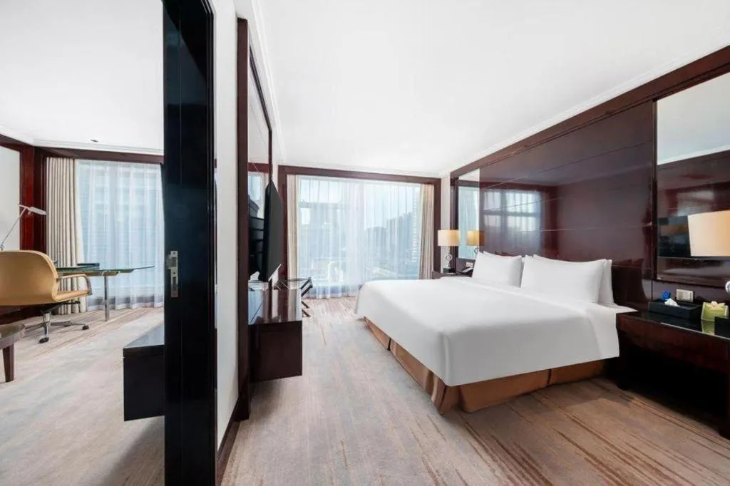 Bed in Golden Eagle Summit Hotel Downtown