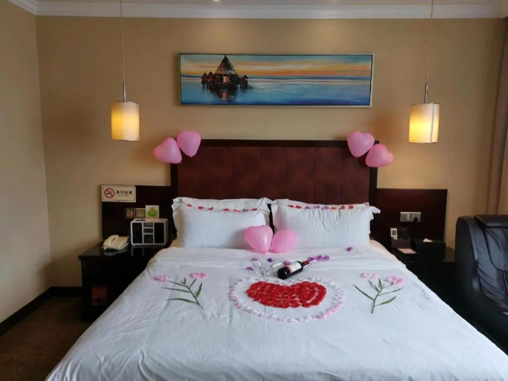 Bed in Sun Island Holiday Hotel