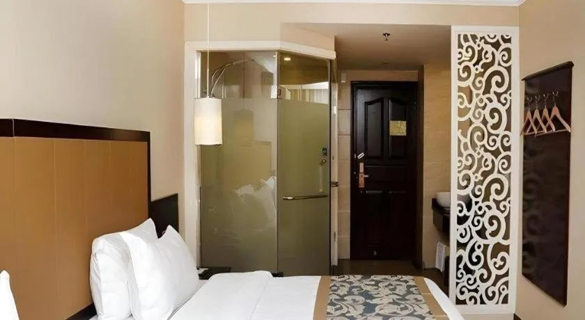 Bed in Sun Island Holiday Hotel