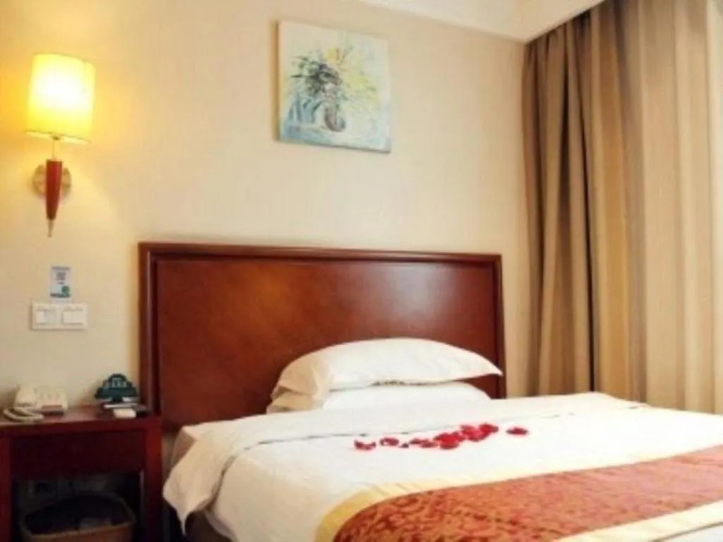 Bed in GreenTree Inn Suzhou Wuzhong