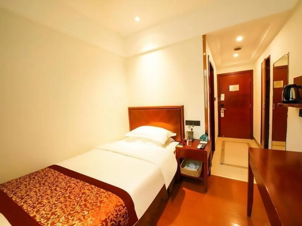 Bed in GreenTree Inn Suzhou Wuzhong
