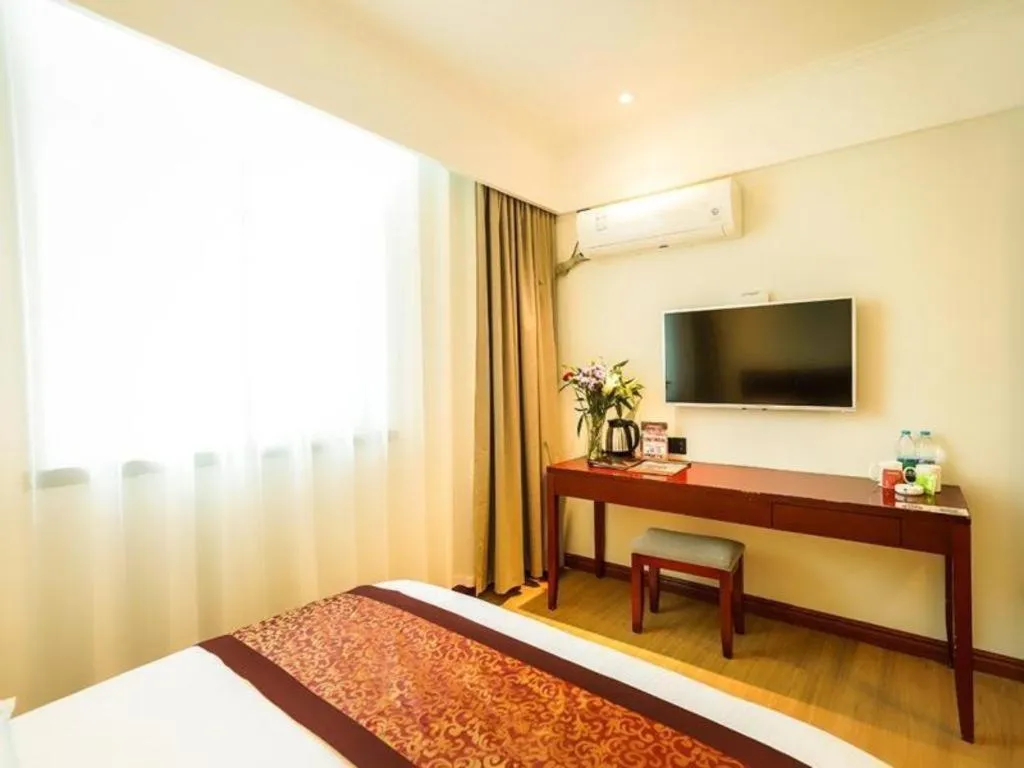 Bed in GreenTree Inn Suzhou Wuzhong