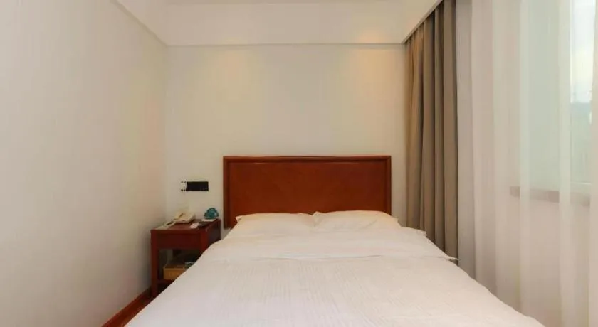 Bed in GreenTree Inn Suzhou Wuzhong