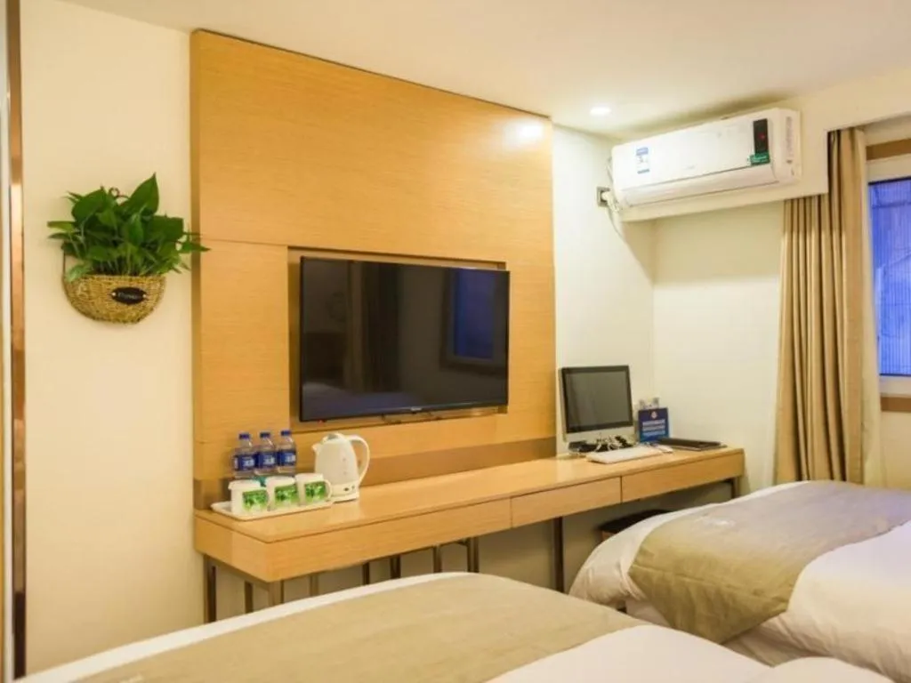 Bed in GreenTree Inn Beijing Dongcheng District Wangfujin South Luogu Lane Houhai Express Hotel