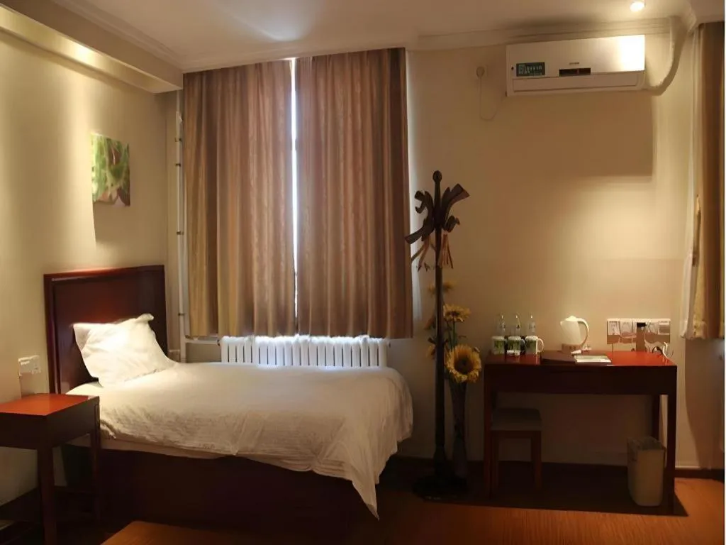 Bed in GreenTree Inn Beijing Dongcheng District Wangfujin South Luogu Lane Houhai Express Hotel