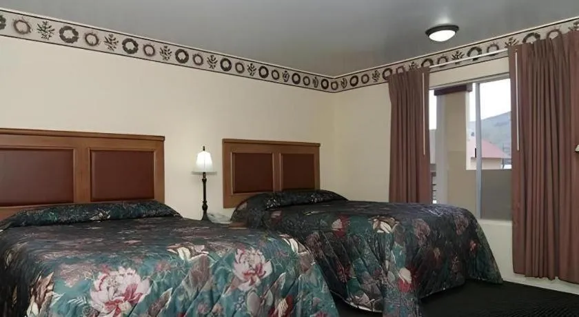 Bed in Econo Lodge Inn & Suites Durango