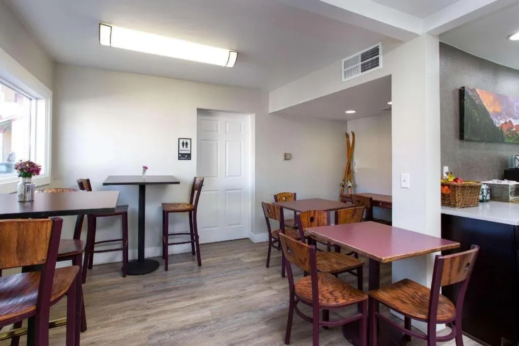 Econo Lodge Inn & Suites Durango