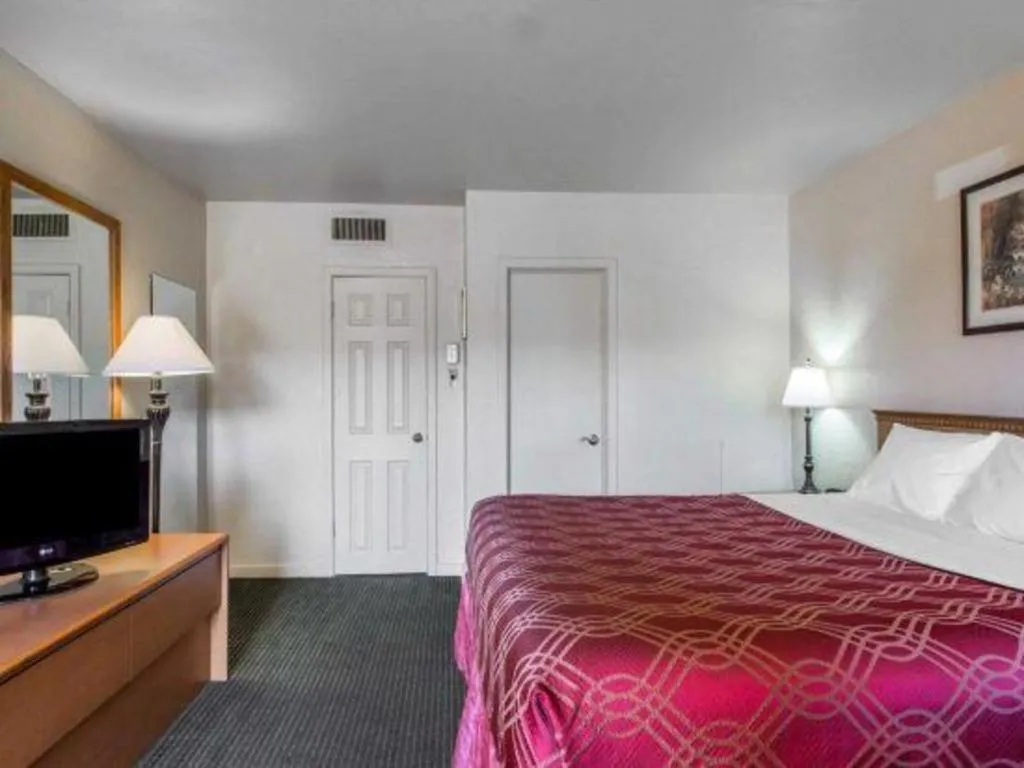 Bed in Econo Lodge Inn & Suites Durango