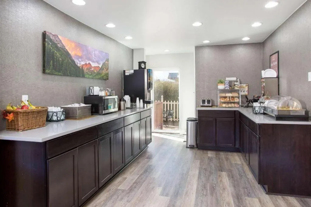 Econo Lodge Inn & Suites Durango