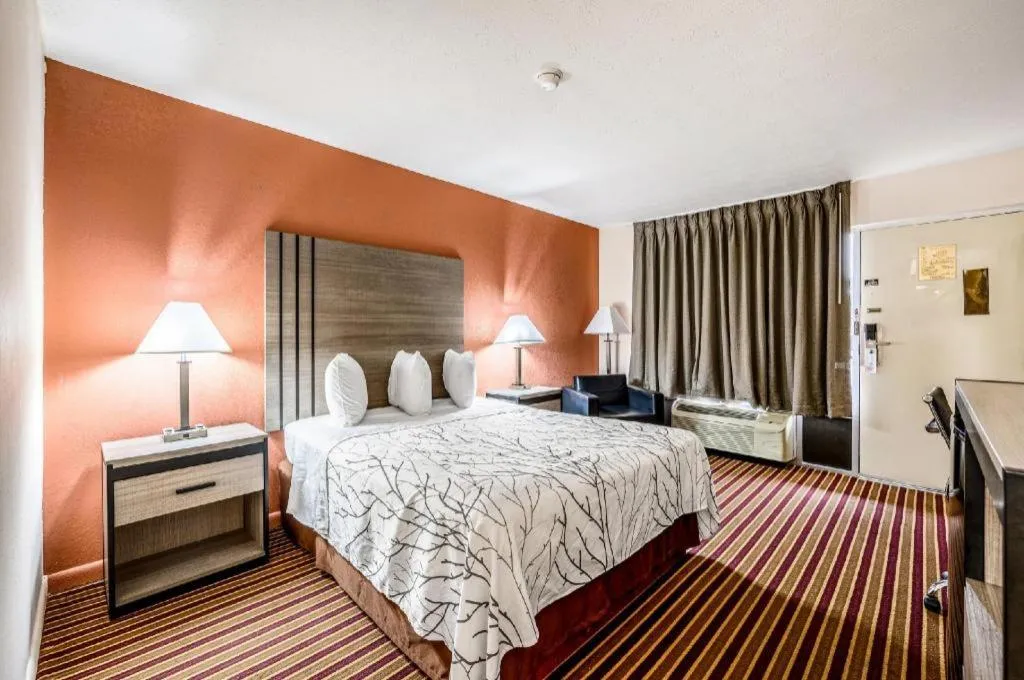 Bed in Americas Best Value Inn Heflin