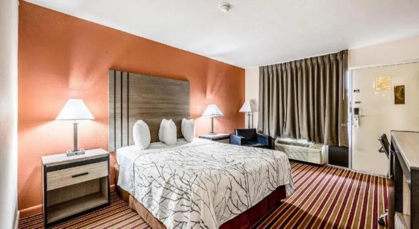 Bed in Americas Best Value Inn Heflin