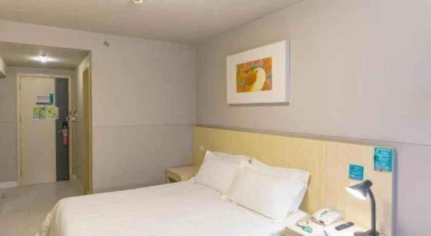 Bed in Jinjiang Inn (Hankou Railway Station)