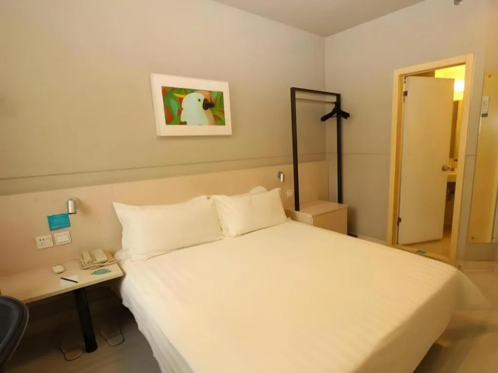 Bed in Jinjiang Inn (Hankou Railway Station)