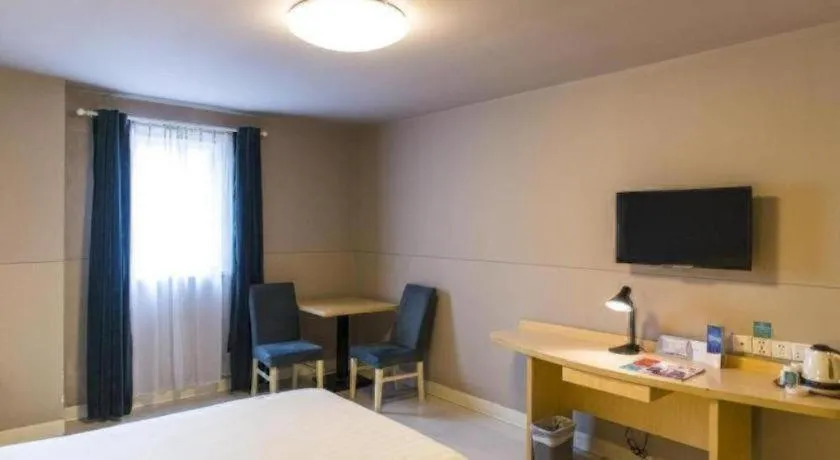 Bed in Jinjiang Inn (Hankou Railway Station)