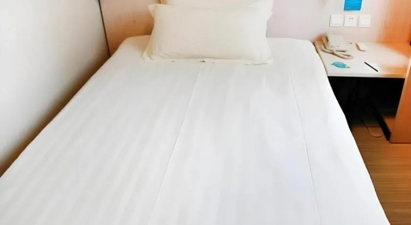 Bed in Jinjiang Inn (Hankou Railway Station)