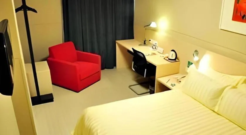 Bed in Jinjiang Inn (Hankou Railway Station)