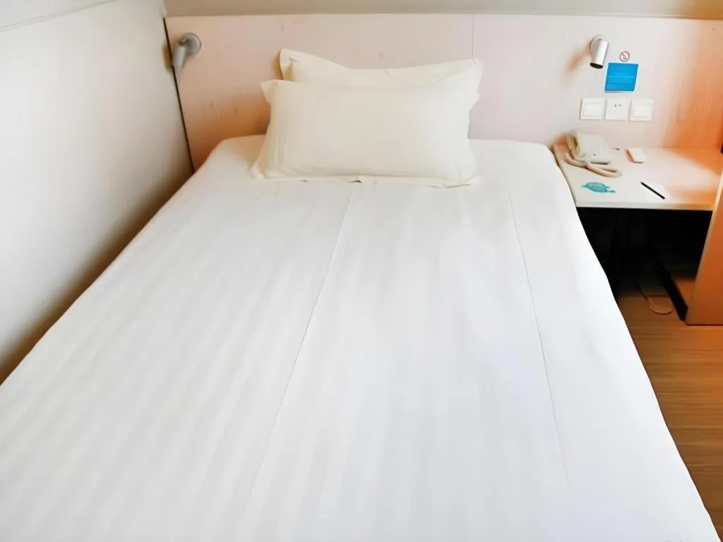 Bed in Jinjiang Inn (Hankou Railway Station)