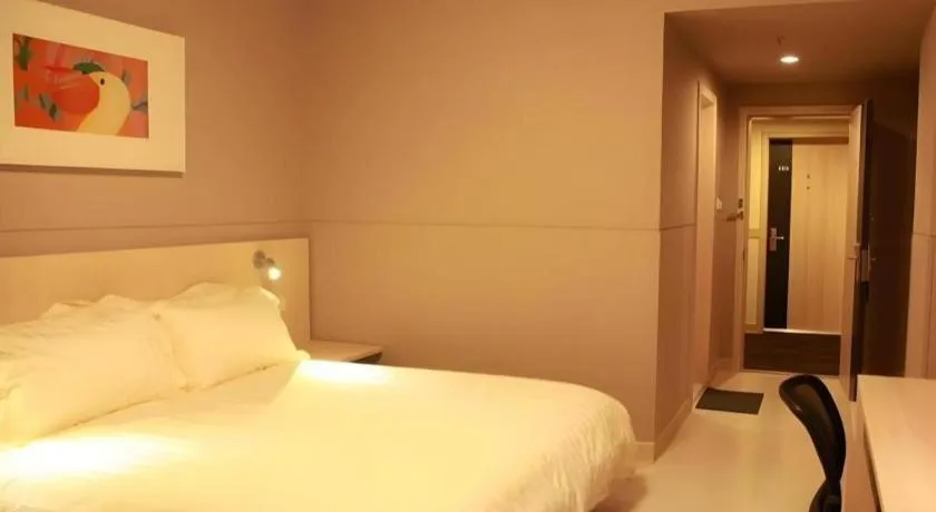 Bed in Jinjiang Inn (Hankou Railway Station)