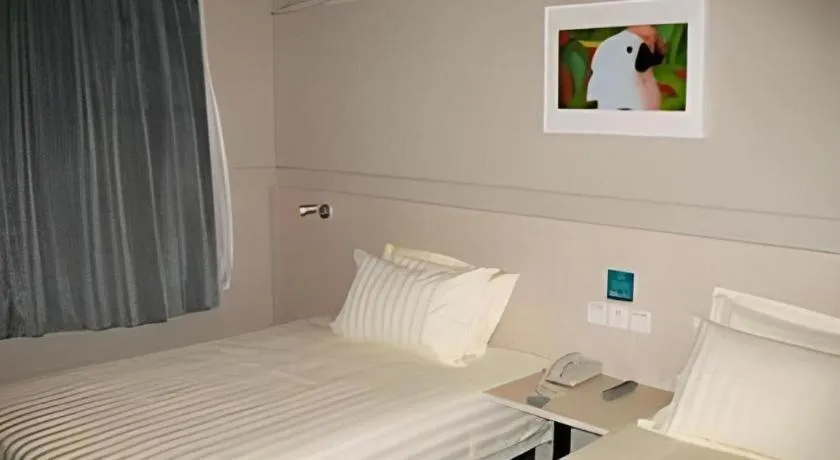 Bed in Jinjiang Inn (Hankou Railway Station)