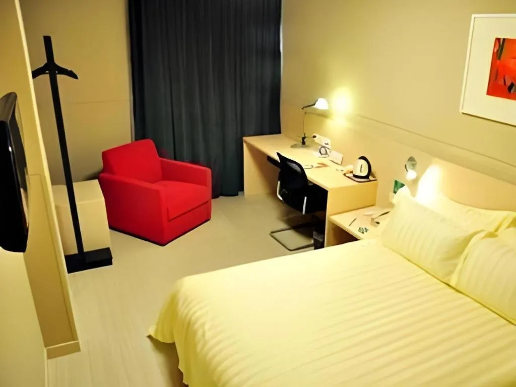 Bed in Jinjiang Inn (Hankou Railway Station)