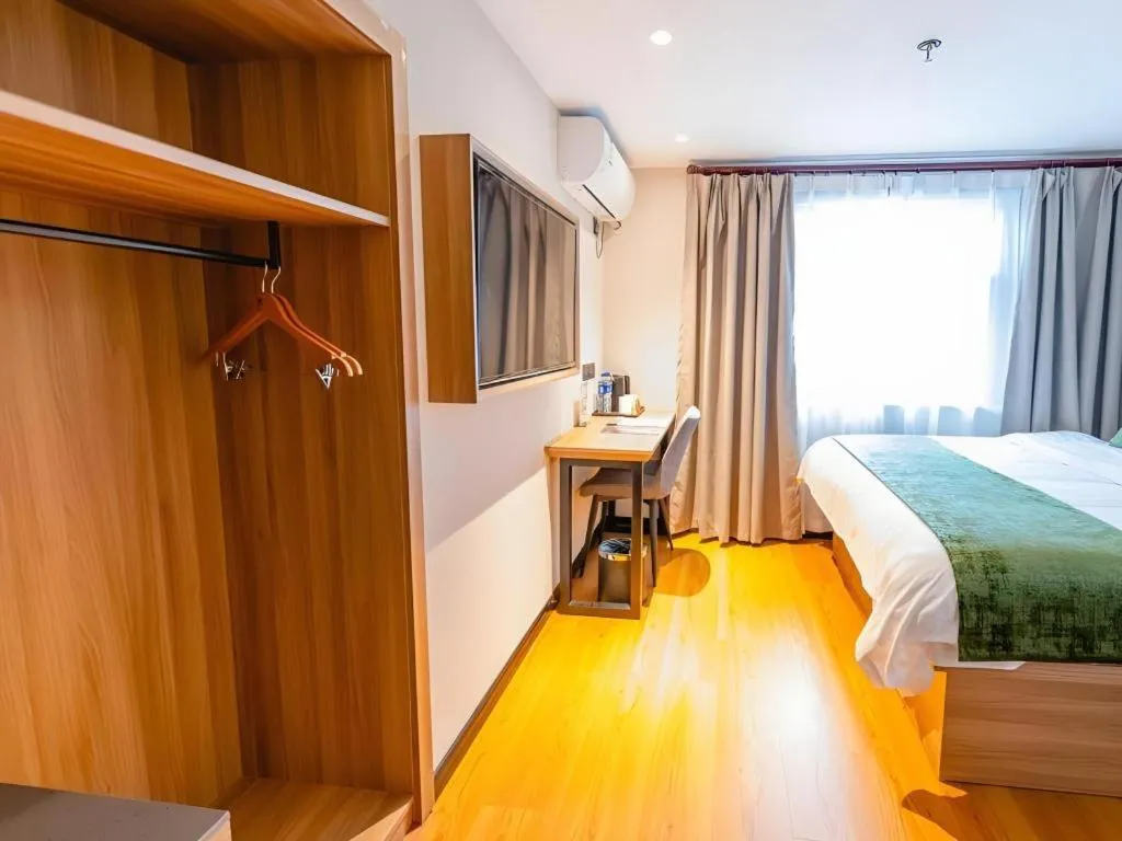 Bed in GreenTree Inn Shanghai Xupu Bridge Hotel