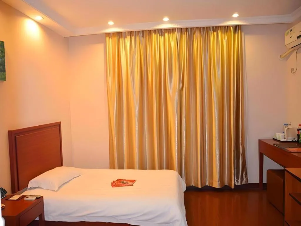 Bed in GreenTree Inn Shanghai Xupu Bridge Hotel