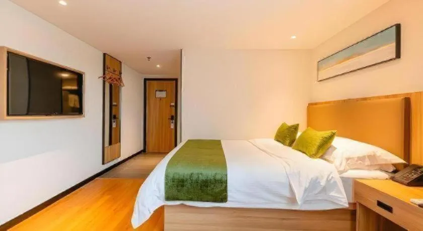 Bed in GreenTree Inn Shanghai Xupu Bridge Hotel