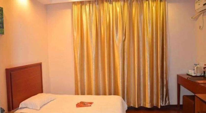 Bed in GreenTree Inn Shanghai Xupu Bridge Hotel