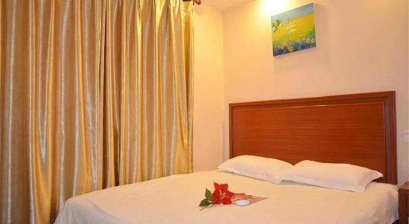 Bed in GreenTree Inn Shanghai Xupu Bridge Hotel