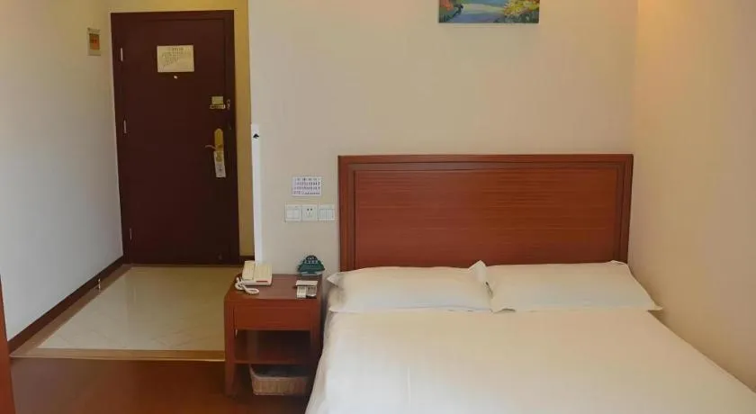 Bed in GreenTree Inn Shanghai Xupu Bridge Hotel