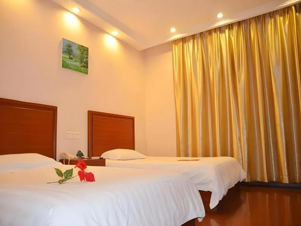 Bed in GreenTree Inn Shanghai Xupu Bridge Hotel