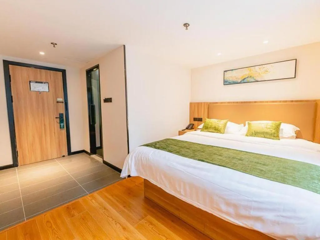 Bed in GreenTree Inn Shanghai Xupu Bridge Hotel