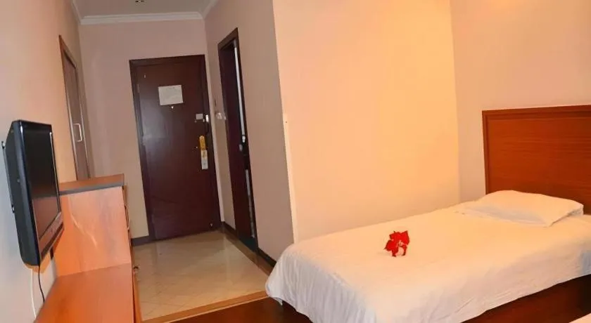 Bed in GreenTree Inn Shanghai Xupu Bridge Hotel