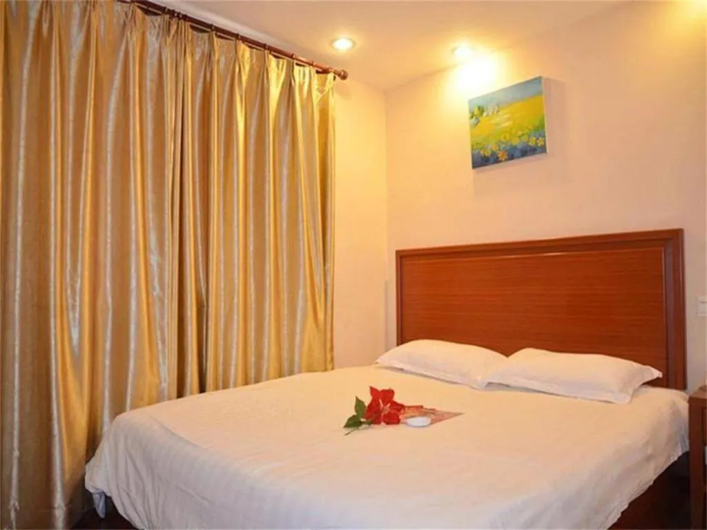 Bed in GreenTree Inn Shanghai Xupu Bridge Hotel