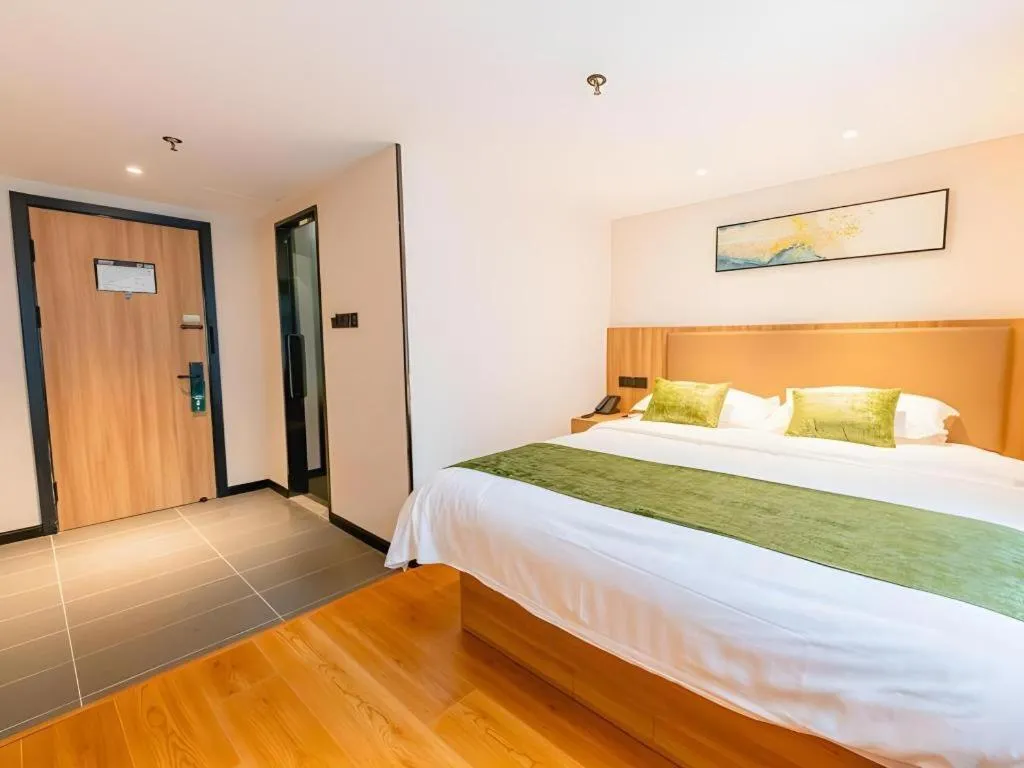 Bed in GreenTree Inn Shanghai Xupu Bridge Hotel