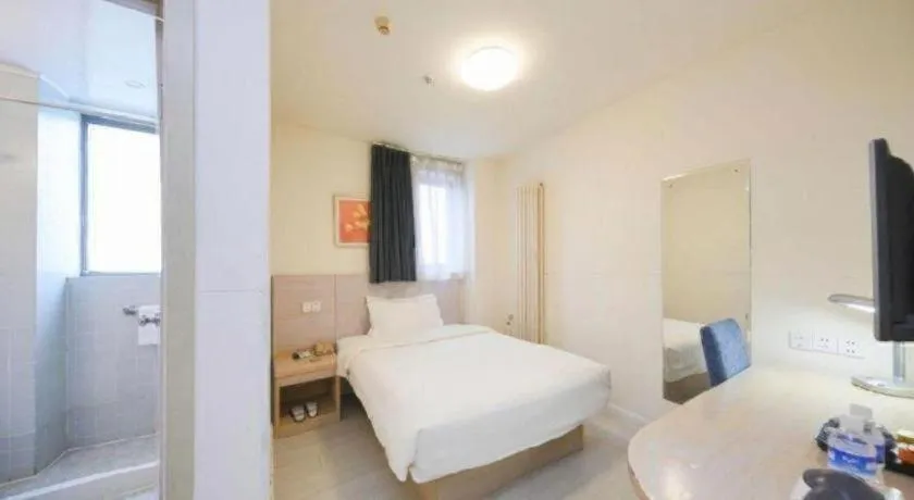 Bed in Jinjiang Inn Qingdao Wuxi Square Nanjing Road Metro Station