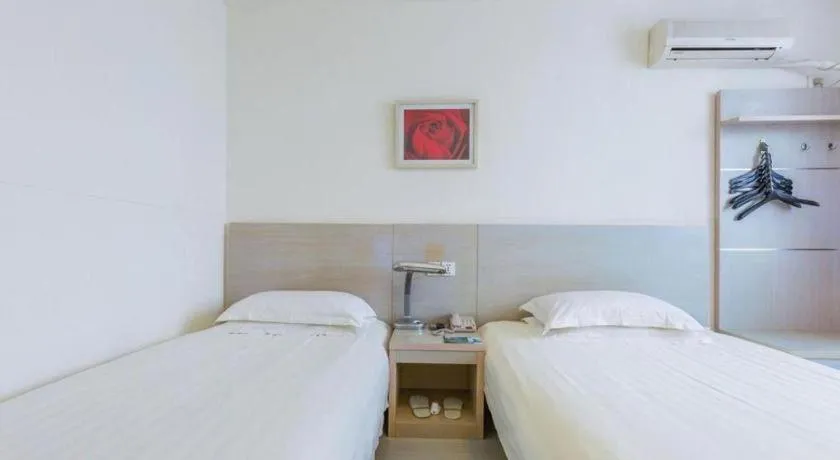 Bed in Jinjiang Inn Qingdao Wuxi Square Nanjing Road Metro Station