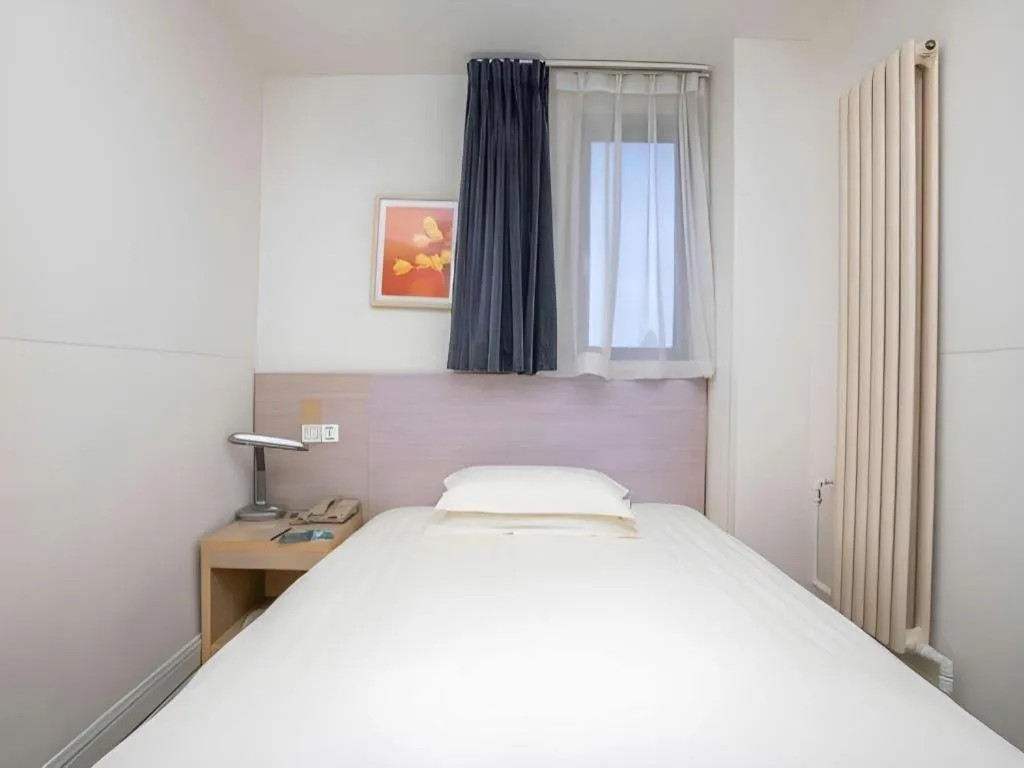 Bed in Jinjiang Inn Qingdao Wuxi Square Nanjing Road Metro Station