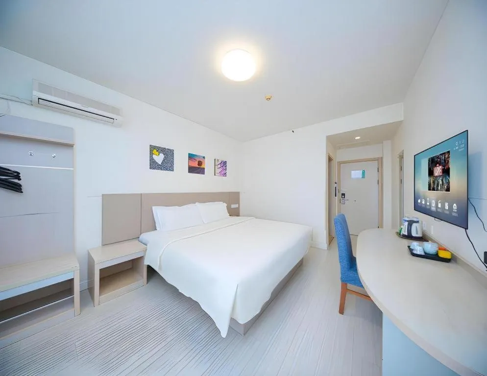 Bed in Jinjiang Inn Qingdao Wuxi Square Nanjing Road Metro Station