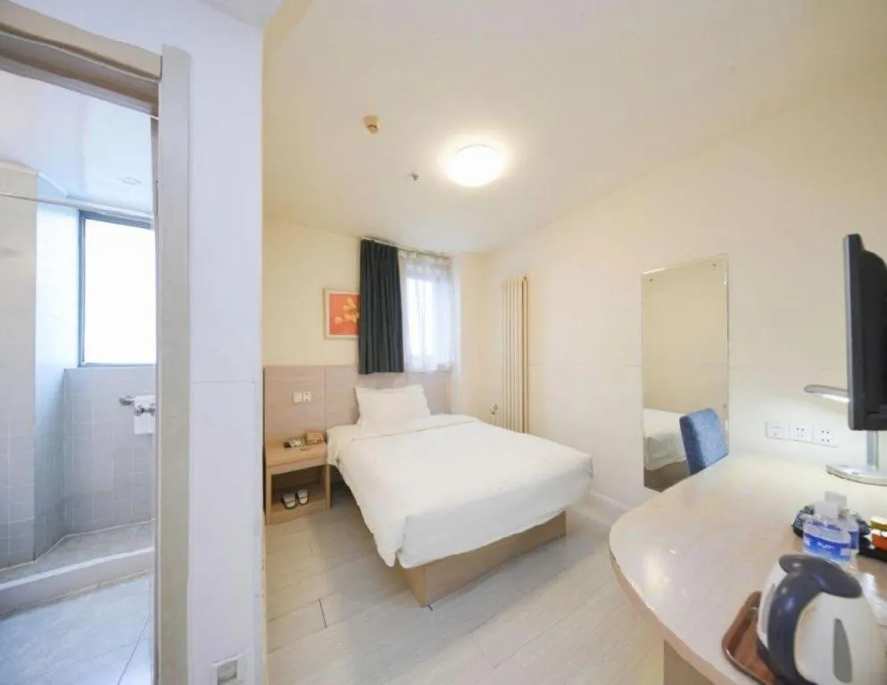 Bed in Jinjiang Inn Qingdao Wuxi Square Nanjing Road Metro Station