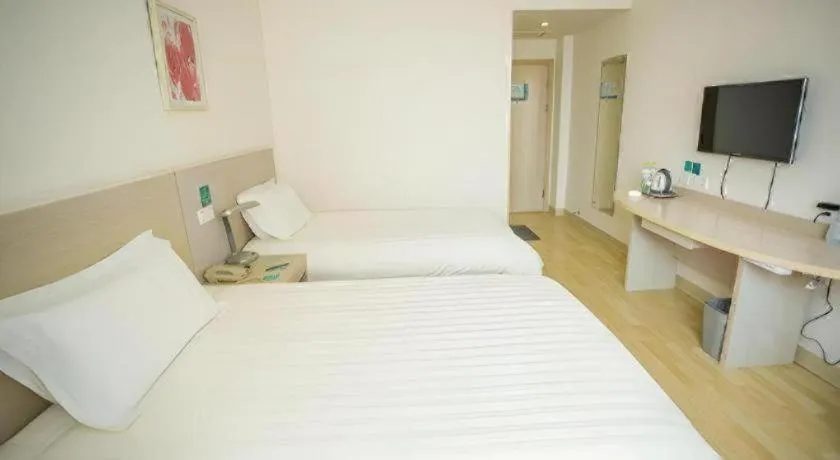 Bed in Jinjiang Inn Qingdao Wuxi Square Nanjing Road Metro Station
