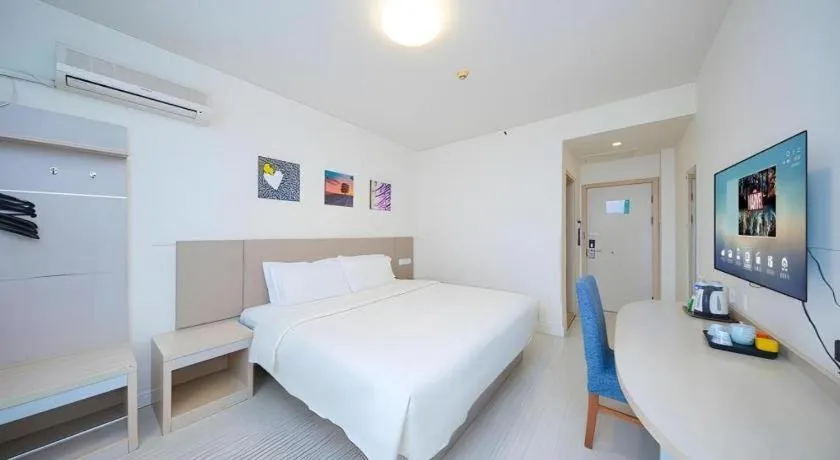 Bed in Jinjiang Inn Qingdao Wuxi Square Nanjing Road Metro Station