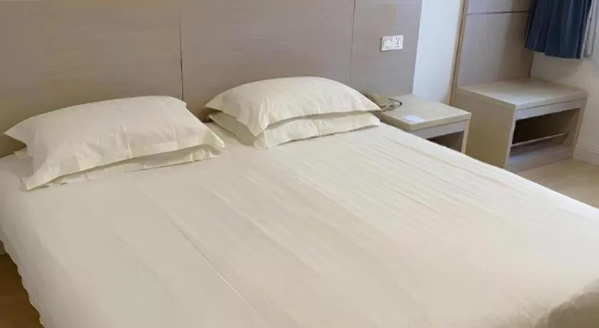 Bed in Jinjiang Inn Qingdao Wuxi Square Nanjing Road Metro Station