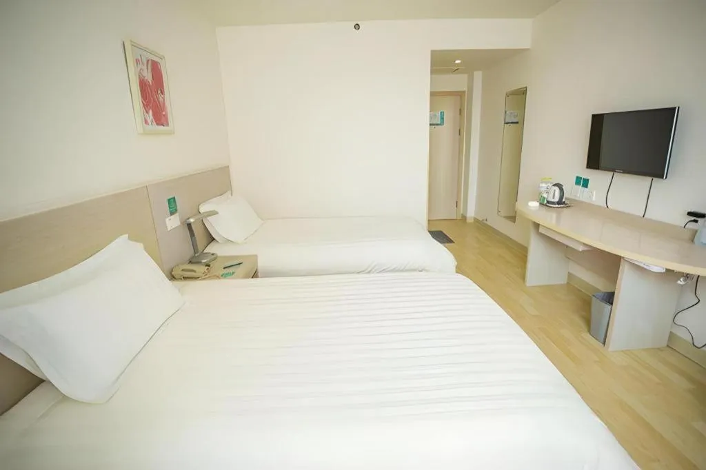 Bed in Jinjiang Inn Qingdao Wuxi Square Nanjing Road Metro Station