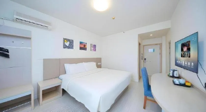 Bed in Jinjiang Inn Qingdao Wuxi Square Nanjing Road Metro Station