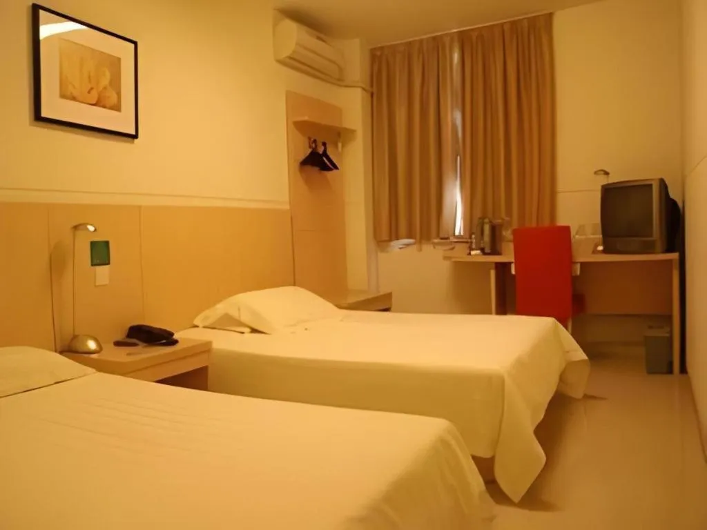 Bed in Jinjiang Inn Qingdao Wuxi Square Nanjing Road Metro Station