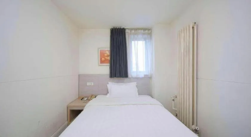 Bed in Jinjiang Inn Qingdao Wuxi Square Nanjing Road Metro Station